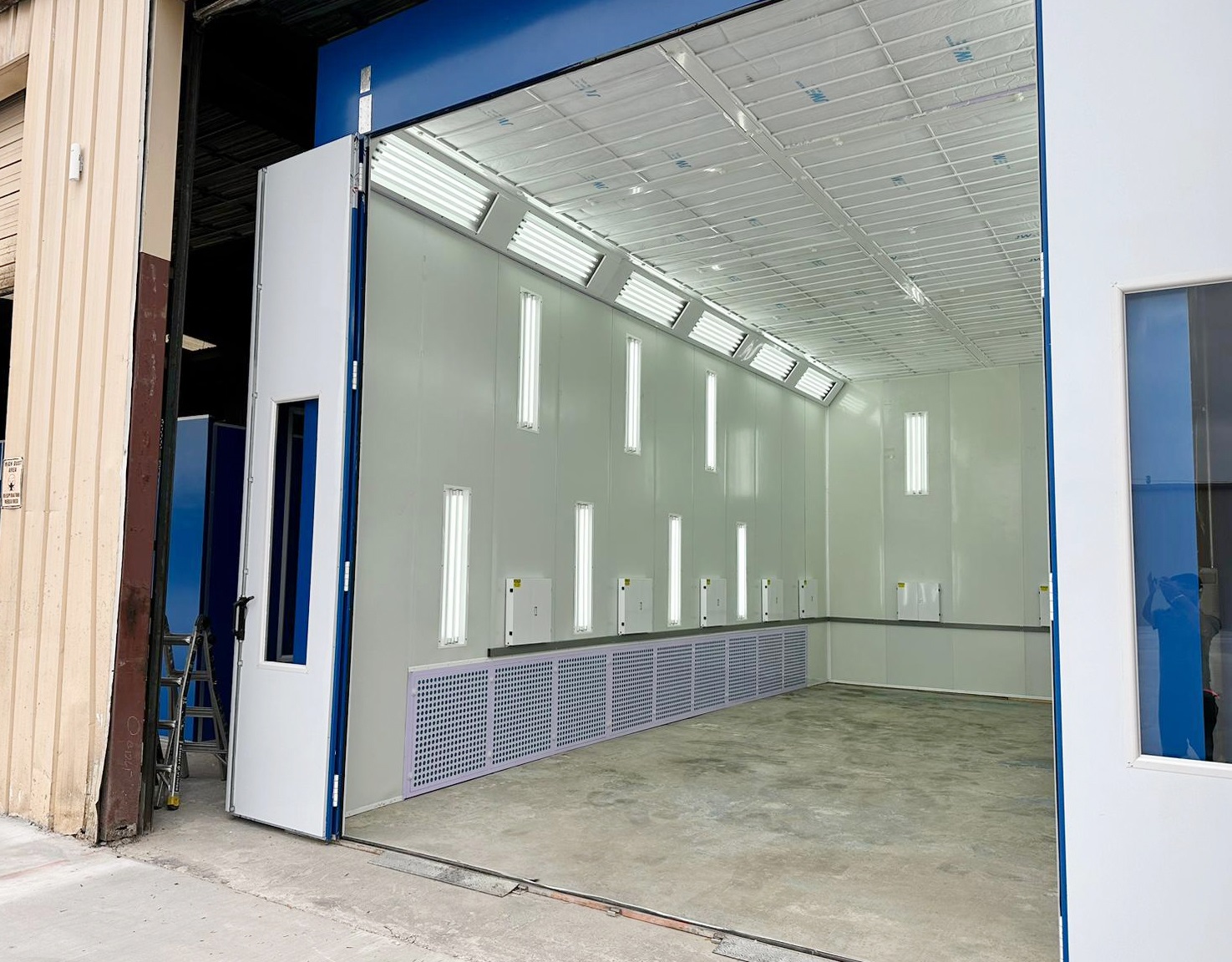 Industrial Side Down Draft Paint Booth Tej Paint Booths   7 